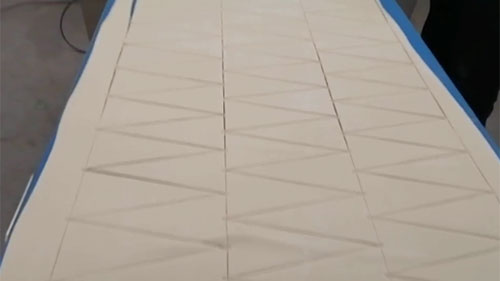 Mesa de corte de massa em formato triangular