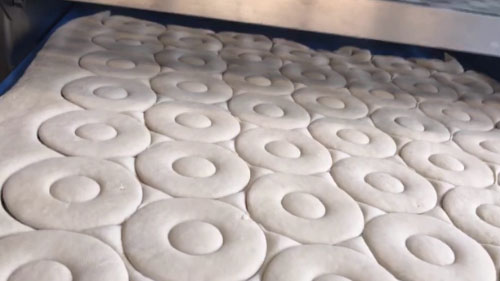 Mesa de corte de massa em formato donuts