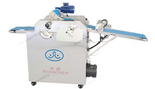 Máquina de formação e enrolamento de croissants de pista única